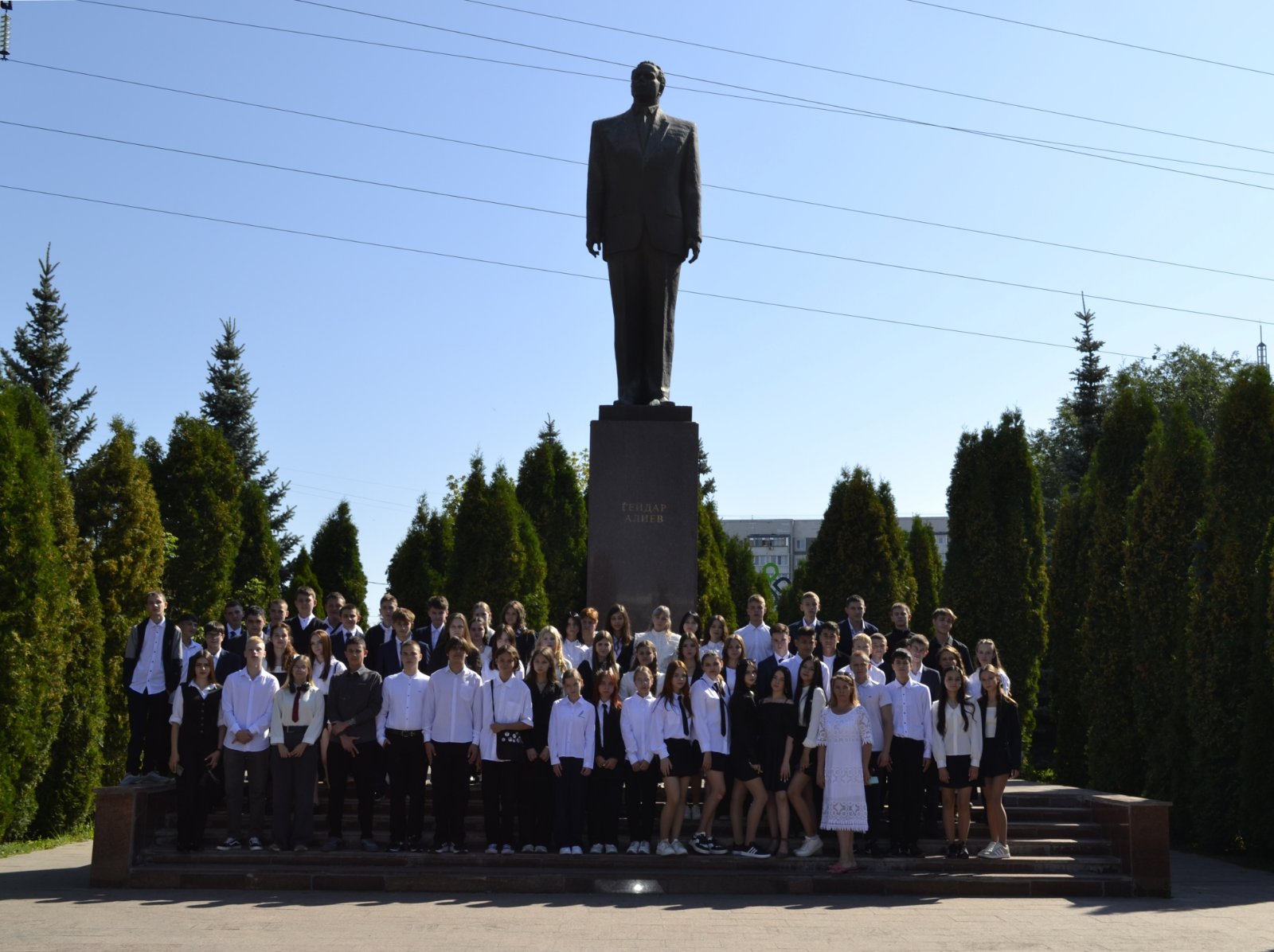 Торжественное возложение цветов  к памятнику Г. Алиева.