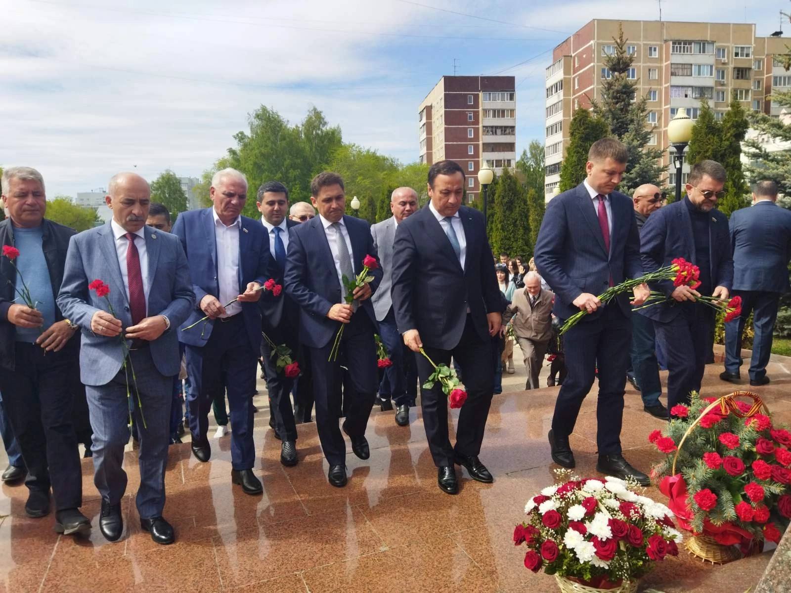 Торжественное возложение цветов к памятнику Гейдара Алиева.